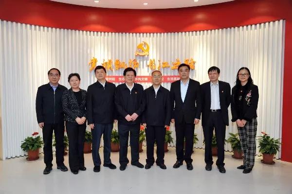 江苏省委组织部副部长周为号一行来大红鹰dhy村调研 - 图1